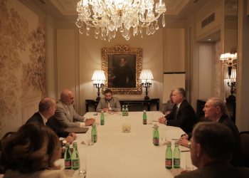 Foto/ Rama arrin në Vjenë, takim “kokë më kokë” me zëvendës Sekretarin e Shtetit të SHBA-së