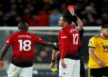 Merret vendimi drastik në futboll: Kush kollitet para kundërshtarit, merr karton të kuq