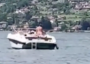 Seks në varkë në mes të ditës, turistët filmojnë skenën