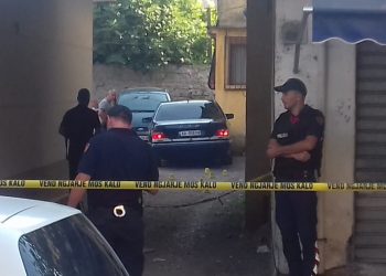 Gjendet i pajetë një 57 vjeçar brenda makinës së tij, dyshimet e para të policisë: Është goditur me sende të forta