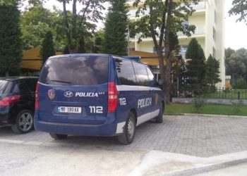 Të shtënat në hotelin e Tushemishtit/ Policia ndalon një të dyshuar, 3 në kërkim