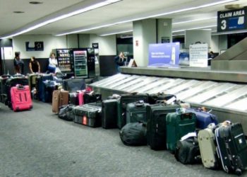 Rast i pazakontë në aeroportin e Mynihut, e moshuara kishte futur burrin e ndjerë në valixhe