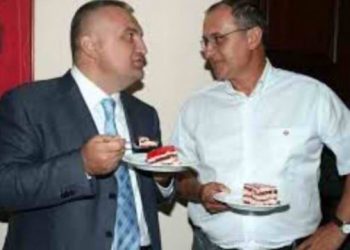 A duhet t’i besojmë Petrit Vasilit?! Kur ishte Ministër i Shëndetësisë i dha miliona euro tendera Luçit, djalit të dajës