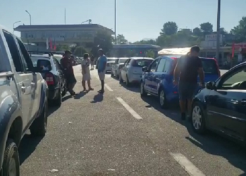 Radha kilometrike në Kakavijë/ Vetëm 750 persona do të kalojnë në Greqi