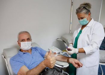 “Bëhu hero për dikë që ka nevojë”/ Mjeku Xhaxho dhuron gjak për terapinë e re me plazmë pasi mposhti COVID-in