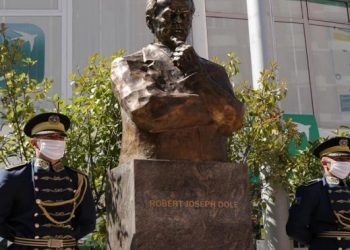 Ambasada e SHBA-së: Senatori Dole e mbajti premtimin për lirinë e Kosovës