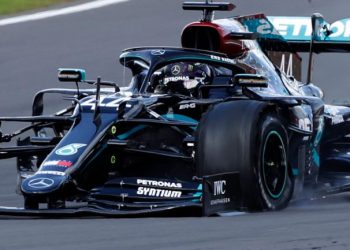 VIDEO/ Hamilton “fenomenal” në Silverstone, triumfon edhe me një gomë të shpuar