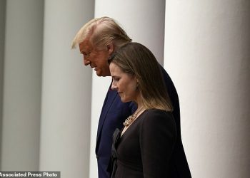 Foto/ “Grua me arritje të mëdha”, Trump nominon Amy Barrett për gjyqtare në Gjykatën e Lartë