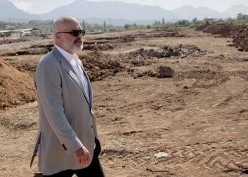 (Fotot) Rama e nis të dielën me mesazhin: “Prej rrënojave të tragjedisë po lind një jetë e re”