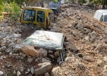 Foto/ Pamjet apokaliptike pas ciklonit në Greqi, makinat fundosen mes gurëve e baltës