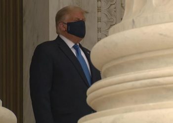 VIDEO / Incident në homazhet për Ginsburg, turma shpërthen në fyerje para Trumpit