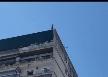 Tentoi të hidhej nga kati i 12-të në Selanik, ministria e Jashtme: Po ndjekim situatën për një zgjidhje sa më parë