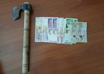 Fier/Me sëpatë terrorizon të moshuarit dhe u grabit paratë