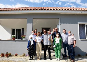 Modelja Xhesika Berberi i rindërton shtëpinë familjes nga Ndroqi, Veliaj: Ka njerëz që nuk shajnë, por ndihmojnë