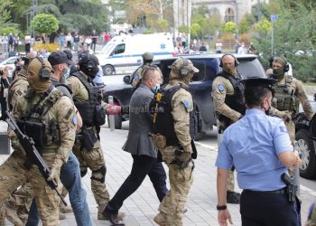 Protesta në Kosovë/ Kreu i veteranëve të UÇK me pranga në duar dhe i rrethuar nga policët e EULEX dërgohet në Hagë