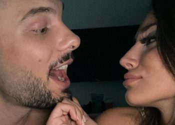 Partnerja e “thumbon” keq Seldin me pyetjen epike: Sa herë je fejuar?
