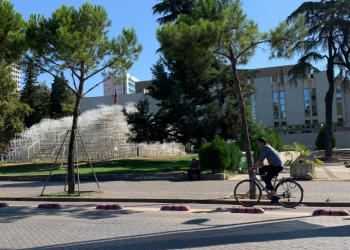 FOTOLAJM / Erion Veliaj duke shkuar në Bashki me biçikletë