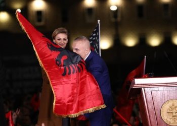 “Puthe b*thën e laraskës, se ai flamur të bëri sheik”, komentuesit i turren Metës në Facebook