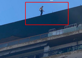 VIDEO/ Gjysmë i zhveshur, shqiptari kërcënon të hidhet nga ndërtesa 12-katëshe