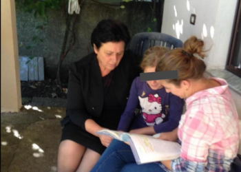 “Ju nuk jeni vetëm”, OSHEE bën urimin e veçantë për fëmijët e ngujuar: Prej 4 vitesh ju çojmë librat, mjetet dhe mësuesit