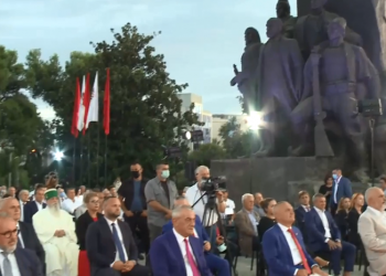100-vjetori i “Luftës së Vlorës” bën bashkë krerët e vendit, Rama dhe Meta pranë njëri-tjetrit në Sheshin e Flamurit