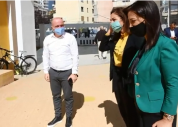 Video/ Ministrja Kushi në Durrës, mbikëqyr procesin mësimor dhe respektimin e rregullave anti-COVID në shkolla