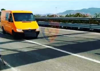 VIDEO/ Kthimi i pushuesve nga plazhet, Policia: Në akse ka fluks por nuk është bllokuar lëvizja, pezullohen 66 patenta
