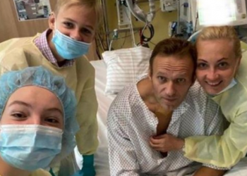 Ra në koma pas helmimit, kundërshtari i Putin poston foton nga spitali: Tani mund të marr frymë vetë