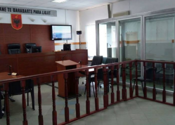 VIDEO/ Arrest me burg për 46-vjeçarin që abuzoi me të miturën në Pogradec, në Gjykatë shfaqet kokëulur dhe nuk pranon krimin