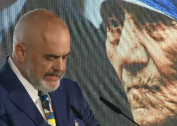 Ekspozohet një prej dorëshkrimeve origjinale me pasazhe shqip të Nënë Terezës, Rama: Burim drite e frymëzimi