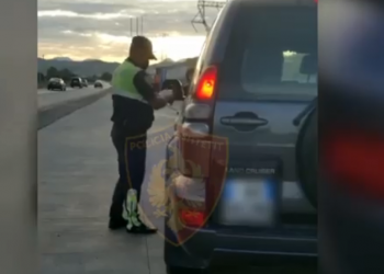 VIDEO/ Policia rrugore bën “kërdinë”: Mbi 1300 gjoba dhe 45 patenta të pezulluara gjatë 24 orëve të fundit