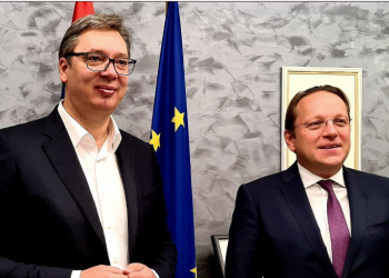Të gjithë sytë në Bruksel/ Varhelyi “kokë më kokë” me Vuçiç para takimit me Hotin: Ja për çfarë më informoi