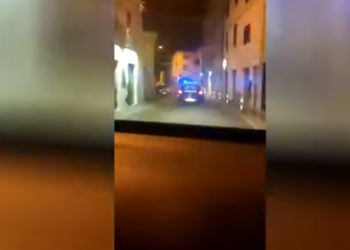 Policia ndjekje si në filma 24-vjeçarit shqiptar, pasi përplaset me makinë largohet në këmbë dhe plagos një oficer
