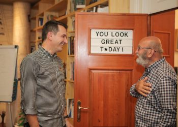 Kryebashkiaku Veliaj mirëpret aktorin dhe shkrimtarin e njohur Çun Lajçi dhe i dhuron Kullën e Sahatit