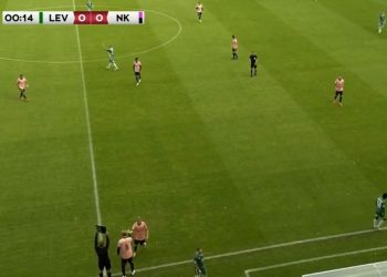 Nuk ka ndodhur kurrë më parë, trajneri zëvendëson lojtarin që në sekondën e 13