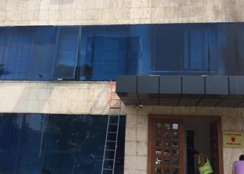 FOTOT/ Zjarri në Bashkinë e Kamzës, kryebashkiaku: Shkak, një shkëndijë elektrike