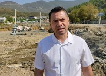 Procesi i rindërtimit/ Ahmetaj nga Laçi: Po punohet për një kompleks modern me 524 apartamente, gjysma e tyre gati në mars