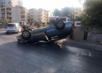 Aksident i rëndë tek “Shkëmbi i Kavajës”, makina përmbyset në rrugë