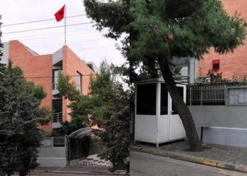 Ambasada shqiptare në Greqi thirrje emigrantëve: Ndryshim i rëndësishëm për tërheqjen e pasaportave biometrike
