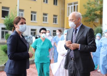 Lufta ndaj COVID-19/ Gjermania mbështet Shqipërinë me aparatura, Manastirliu: Kapacitetet janë rritur me 50%