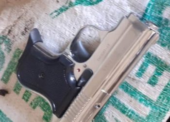 Durrës/ Arrestohet një 14-vjeçar, kapet me pistoletë në çantën e dorës
