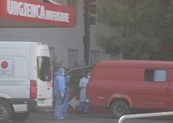 Gardianë me maska dhe automatikë, shoqërojnë të burgosurën tek Infektivi