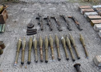 VIDEO/ Raketa, granata e kallashnikovë, Policia zbulon arsenal armësh në kufirin greko-shqiptar