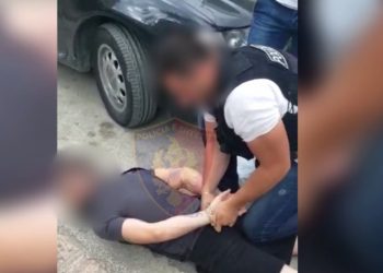 Vjedh dyqanin dhe kërcënon vajzën e pronarit nga telefoni/ Kapet i shpalluri në kërkim