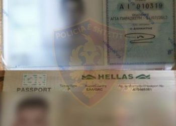 Falsifikonin pasaportat dhe letërnjoftimet, arrestohen dy të rinj/ Një prej tyre tentoi të ikte nga Rinasi për në Angli