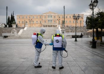 Rritja rekord e rasteve të reja me COVID-19 në Greqi, në Athinë paralajmërohet rikthimi i izolimit total