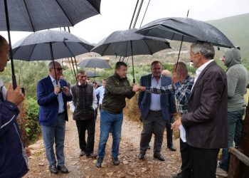 Balla takon banorët e Polisit në Elbasan: Nis puna për rikonstruksionin e urës 40-vjeçare mbi lumin Shkumbin