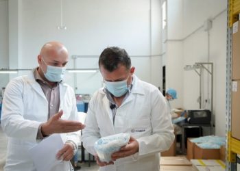 Balla në fabrikën e prodhimi të maskave kirurgjikale në Librazhd: Mbajnë vulën “made in Albania” dhe kanë cilësi të lartë