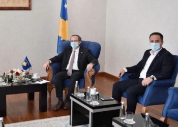 Zv.kryeministri i Kosovës ngre në “qiell” shefin e tij: Hoti merr bukë me vete, ndonjëherë më thotë a do dhe ti?