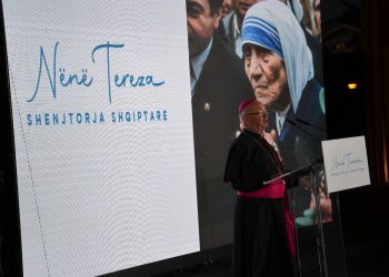 “Ja kam dhan besën e shqiptarit Zotit me sjellë dashni e paqe”! Ja letra e rrallë e Nënë Terezës në shqip (FOTO)